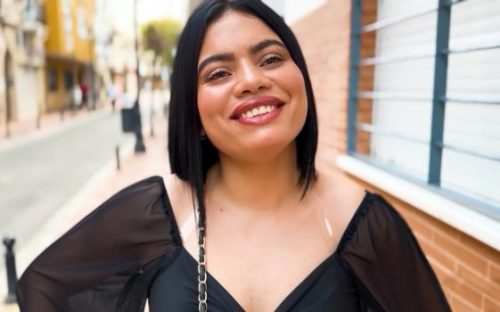 Venezuelan waitress caught – Makarena